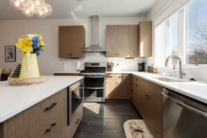 Refrigerador, microondas, horno y parrilla de estufa 