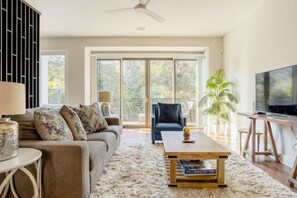 Smart TV, table football, ping pong - 2 Units w/ 14 Beds! Fun Garages & 10 to Downtown! (Nashville)