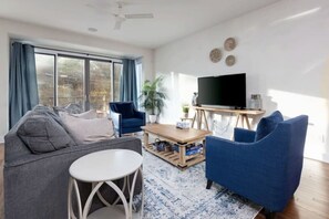 Smart TV, futbolito y tenis de mesa 