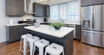 2 Units w/ 14 Beds! Fun Garages & 10 to Downtown!