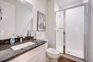 Badewanne, Haartrockner, Handtücher, Seife