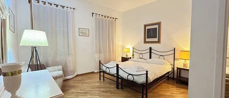 2 bedrooms, desk, iron/ironing board, WiFi