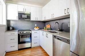 Geladeira, micro-ondas, fogão, cooktop