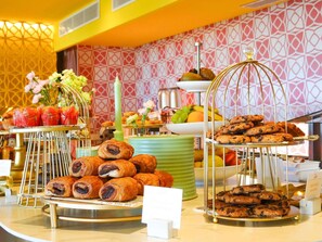 Petit déjeuner buffet (20 EUR par personne)