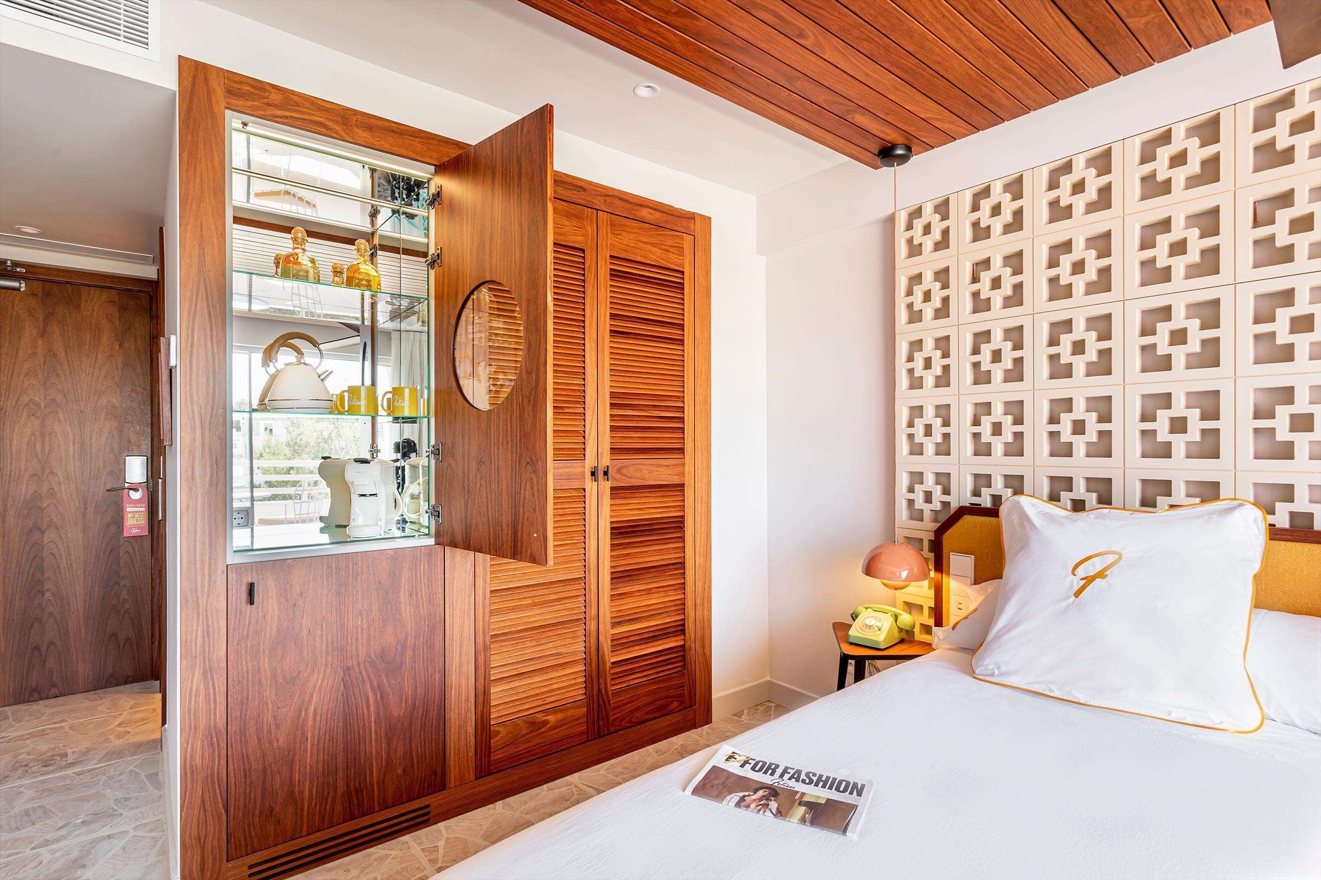 Habitación doble | Minibar y caja de seguridad en la habitación 