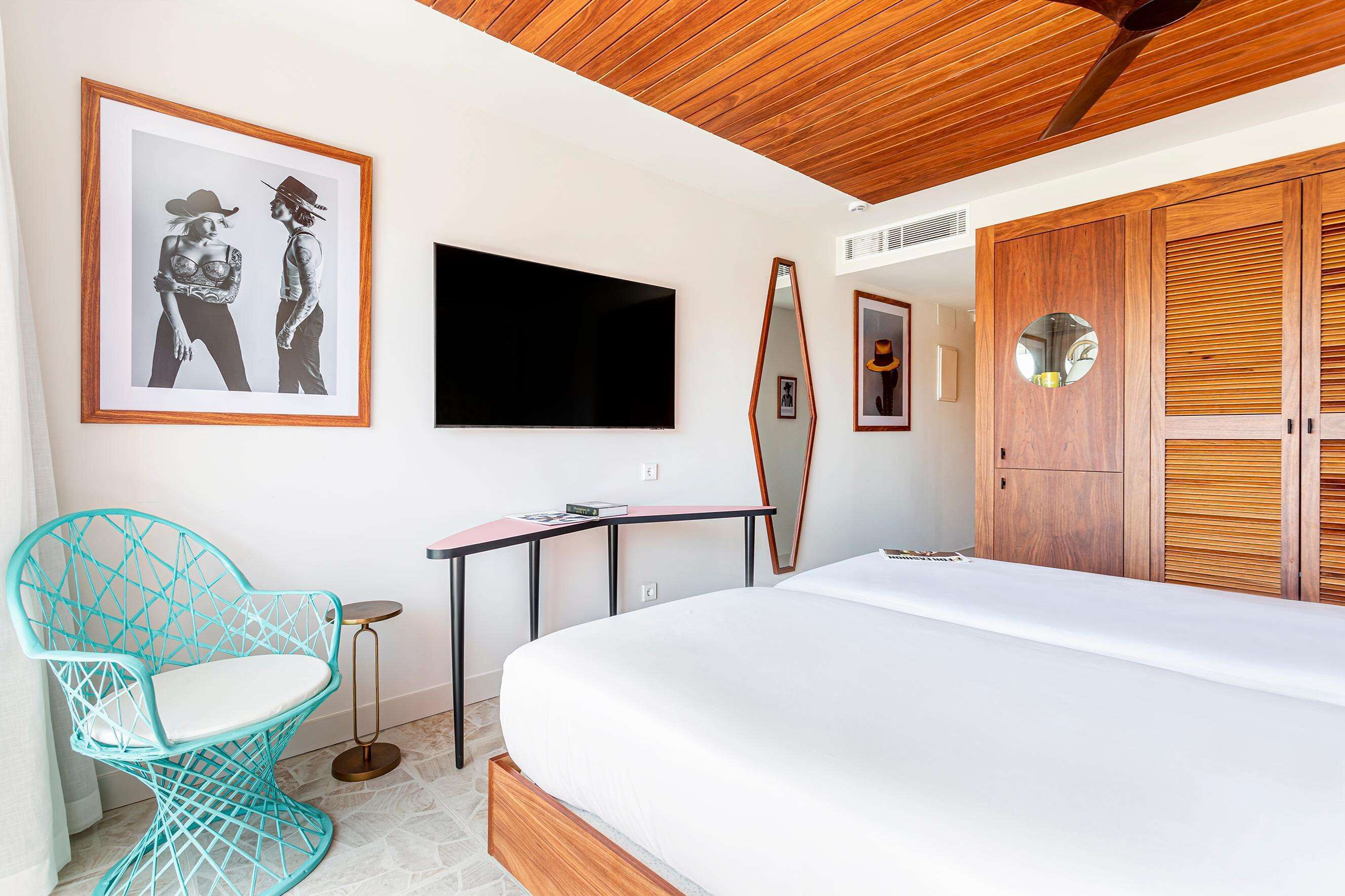 Double Room | Minibar, in-room safe, iron/ironing board, free WiFi