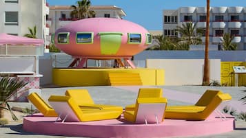 2 outdoor pools