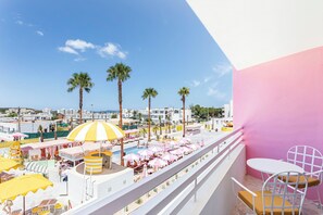 Suíte júnior, vista para a piscina | Vista do quarto