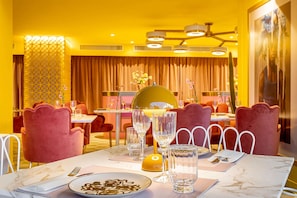 2 Restaurants, Mittagessen, Abendessen, Brunch, italienische Küche