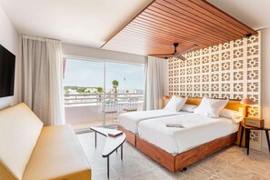 Minibar y caja de seguridad en la habitación