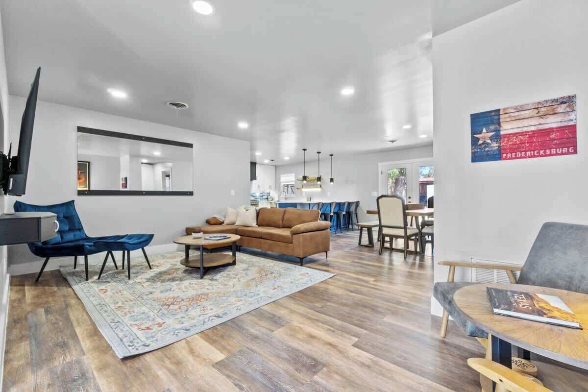 Bluebonnet Bungalow - Hot Tub & Fire Pit - Fredericksburg, TX