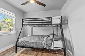 4 bedrooms, iron/ironing board, WiFi, bed sheets