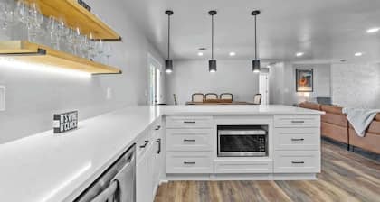 BlueBonnet Bungalow - Hot Tub & Fire Pit