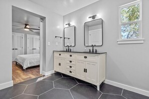 3 habitaciones, tabla de planchar con plancha, wifi y ropa de cama 