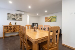 Family House | Private kitchen | Full-size fridge, microwave, oven, stovetop - Casa da Petisqueira 88, Paredes - O Porto  (Paredes)