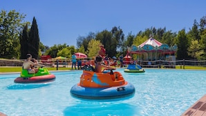 A swimming pool with water taxis and a carousel in the background. - Casa da Petisqueira 88, Paredes - O Porto  (Paredes)