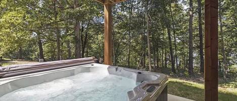 Outdoor spa tub