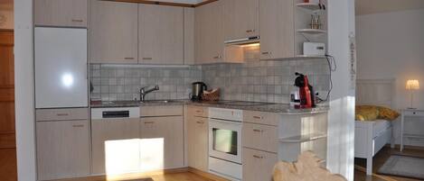 冷蔵庫、電子レンジ、オーブン、コンロ