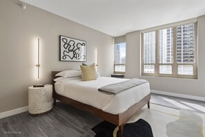 2 bedrooms, iron/ironing board, travel crib, WiFi - Elegant 2BR with Resort Amenities & City Views (Chicago)