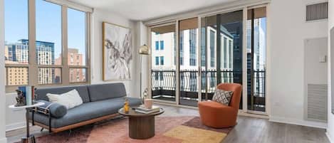 Fernseher, Stereoanlage, Arbeitsbereiche