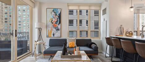 Televisie, een stereo en een kantoor