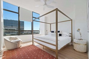 3 bedrooms, iron/ironing board, travel crib, WiFi - Sky-High 3BR Penthouse in West Loop (Chicago)