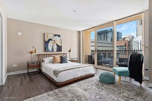 3 bedrooms, iron/ironing board, travel cot, WiFi - Luxury Meets Fun: Downtown PH w/ Private Game Room (Chicago)