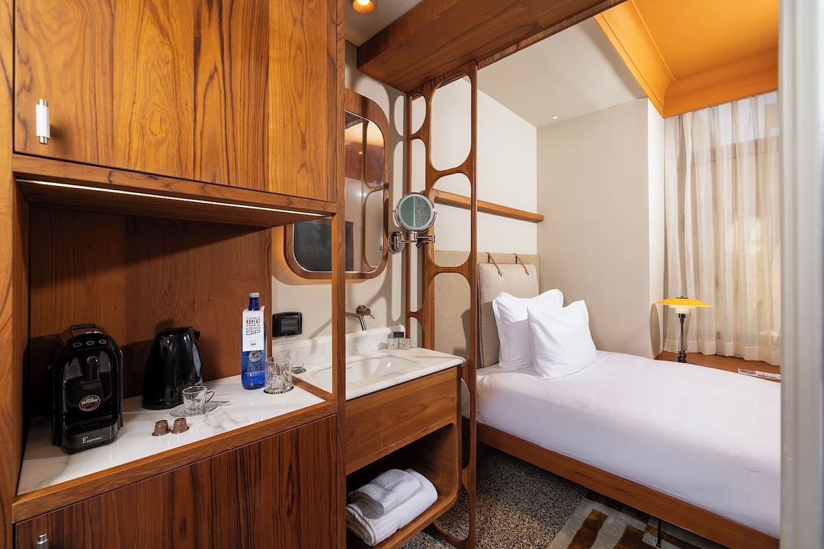 Solo | 1 bedroom, Egyptian cotton sheets, premium bedding, minibar