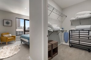 2 soverom, strykejern/-brett, reiseseng for barn og wi-fi