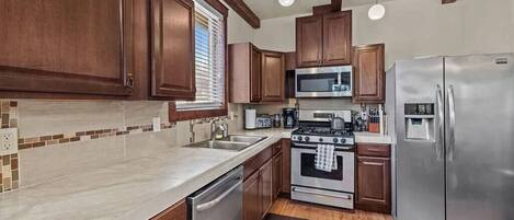 Refrigerador, microondas, horno y parrilla de estufa