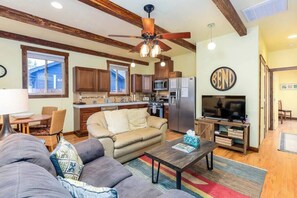 TV, offices - Cozy Pet-Friendly Cottage Near Downtown Bend (Bend)