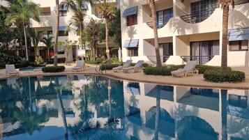 Utendørsbasseng og et oppvarmet basseng