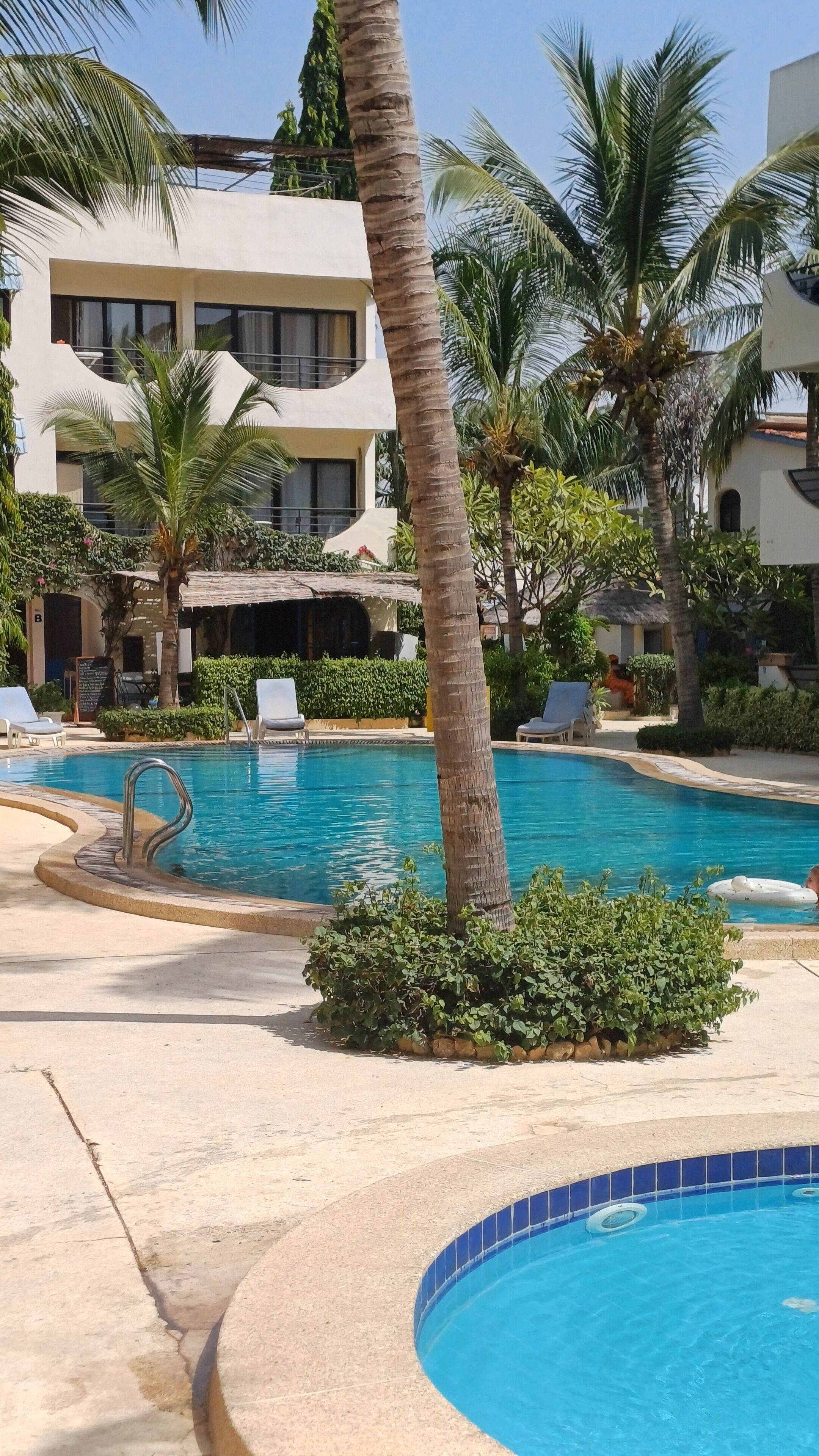 Alberca al aire libre y alberca climatizada