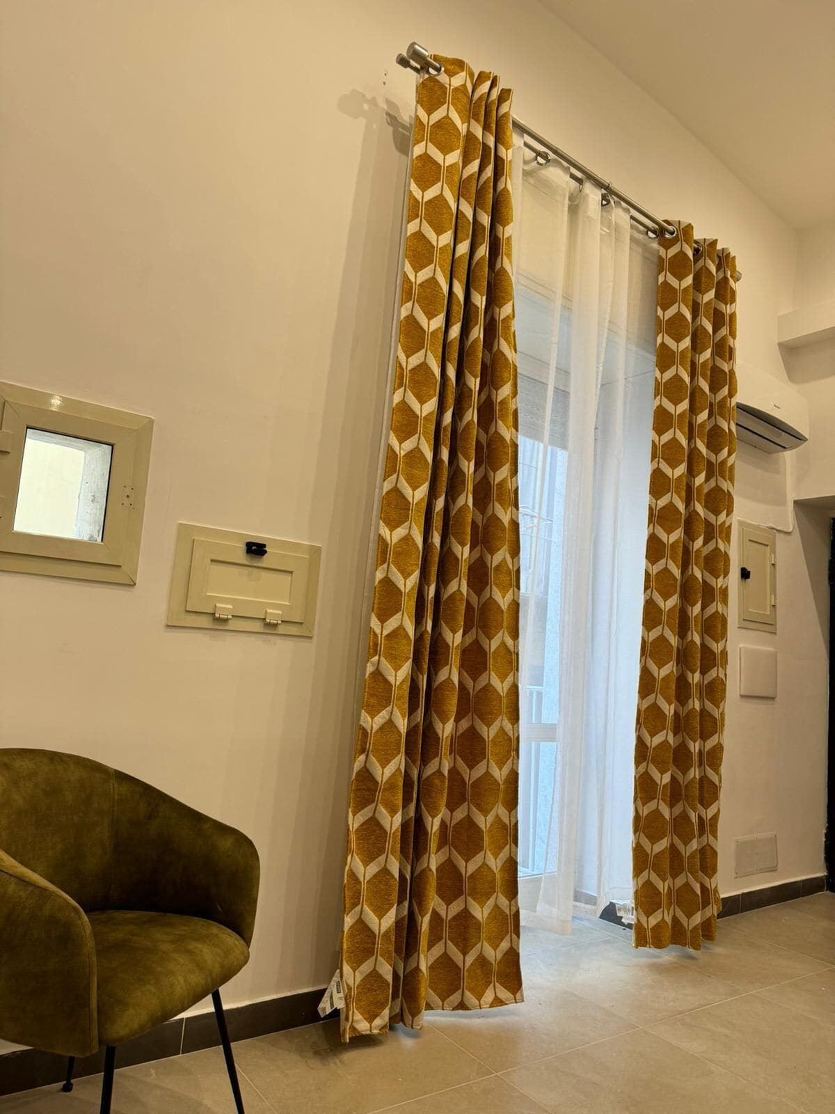 Habitación económica doble | Zona de estar | Televisión LCD de 32 pulgadas con canales por satélite