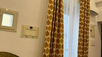 Quarto casal econômico | Área de estar | TV LCD 32 polegadas com canais via satélite