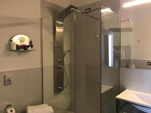 Produtos de toalete grátis, secador de cabelo, bidê, toalhas de banho