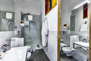 Set di cortesia gratuito, asciugacapelli, bidet, asciugamani