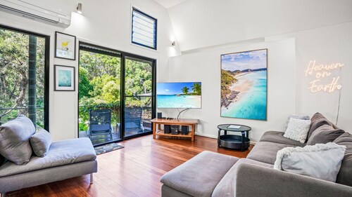 9 Naiad Court - Rainbow Shores. Pool. Walk to beach.