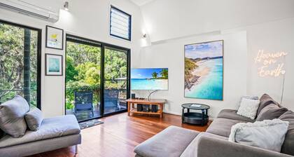 9 Naiad Court - Rainbow Shores. Pool. Walk to beach.