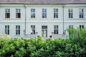 Exterior - Description (Behren-Lübchin)