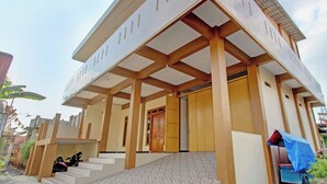 Un bâtiment moderne doté d’un porche et d’un escalier menant à l’entrée principale.