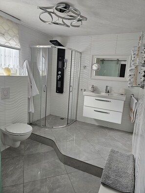 Haartrockner, Handtücher, Seife, Toilettenpapier