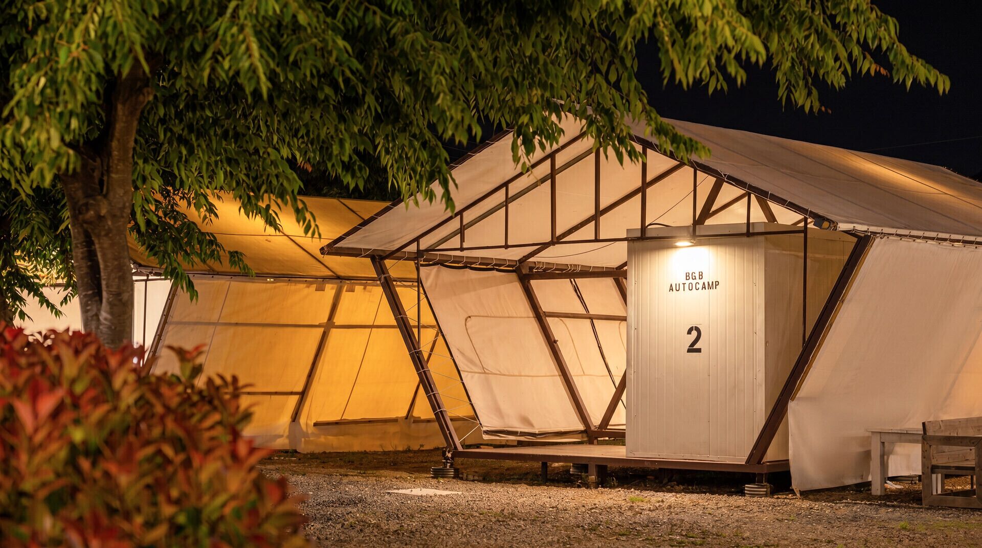 Uma estrutura tipo tenda com uma porta visível identificada com 'BGB AUTOCAMP 2'.