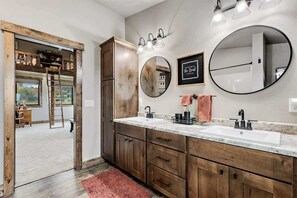 Badewanne, Haartrockner, Handtücher