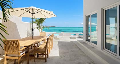Modern, Stunning & Bright Central Beach Villa