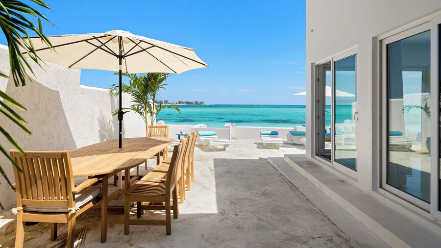 Modern, Stunning & Bright Central Beach Villa