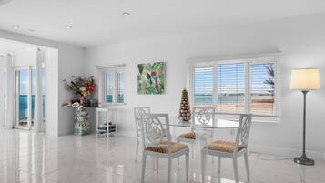 Villa, 5 Bedrooms, Patio, Ocean View | Living room | Books