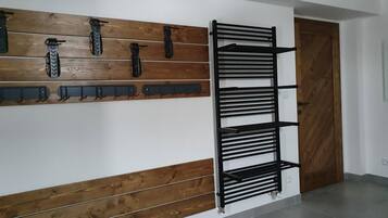 Un interior moderno con un panel de madera y una estantería de metal negro.
