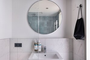 Een haardroger, handdoeken, zeep, toiletpapier