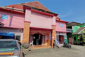 Vista frontal de la propiedad